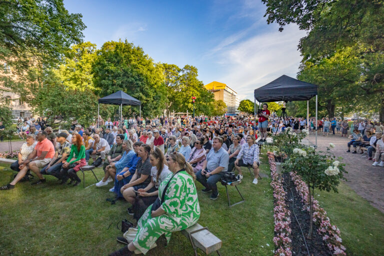 Ihmisjoukko kesällä SuomiAreena-tapahtuman yleisössä