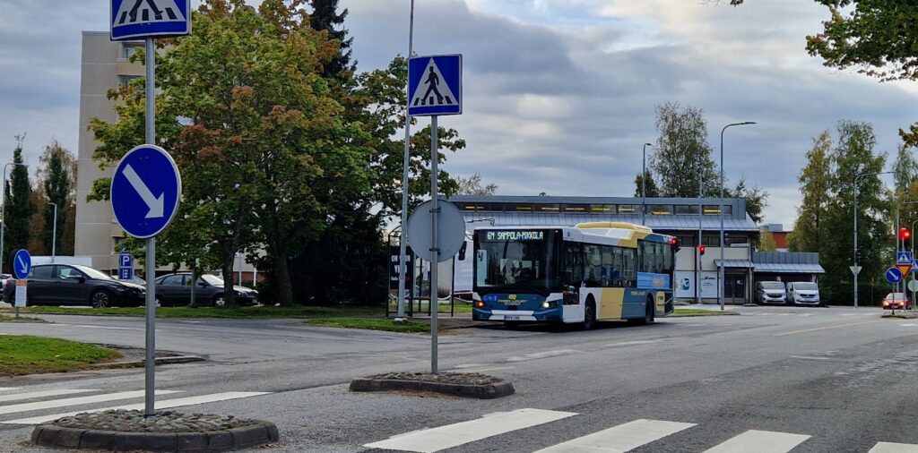 Linja-auto pysäkillä