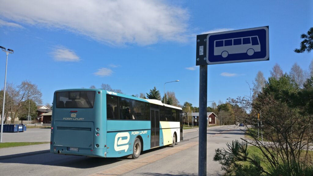 linja-auto odottamassa pysäkillä kesällä