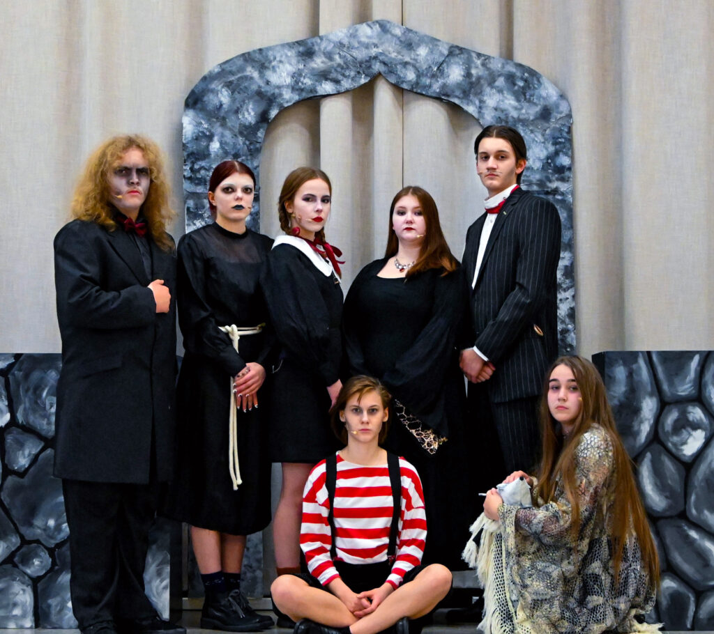 Addams Family -esitys Porin lukiossa