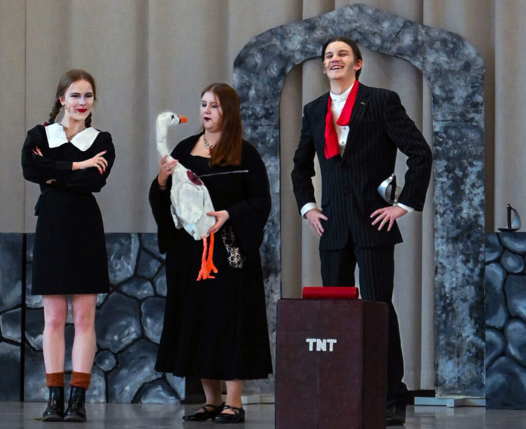 Addams Family -esitys Porin lukiossa