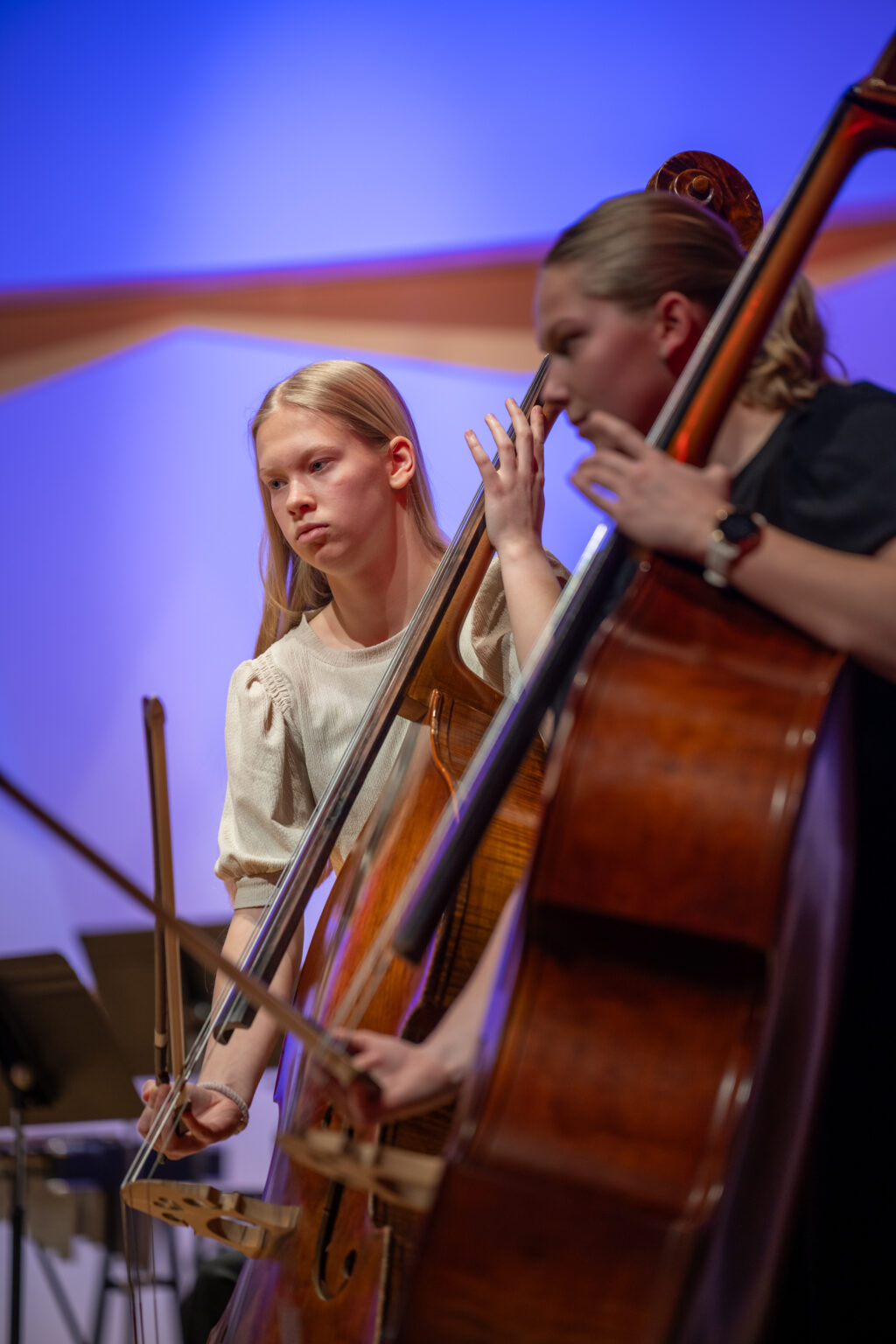 Palmgren-konservatorion oppilaita soittamassa jousisoittimia