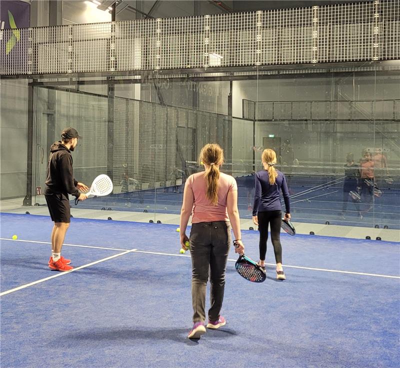 Lapsia pelaamassa tennistä