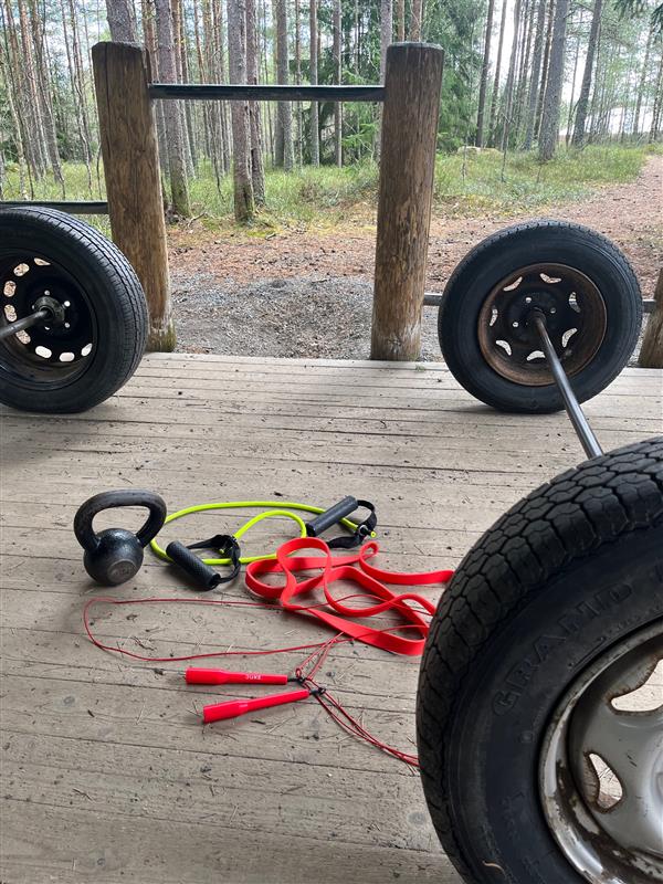 Treenivälineitä ulkokuntosalilla