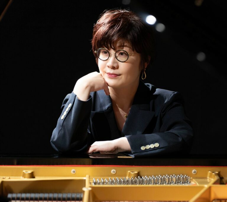 Keiko Shiga nojaamassa pianoon