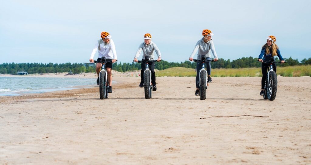 pyöräilijöitä rannalla