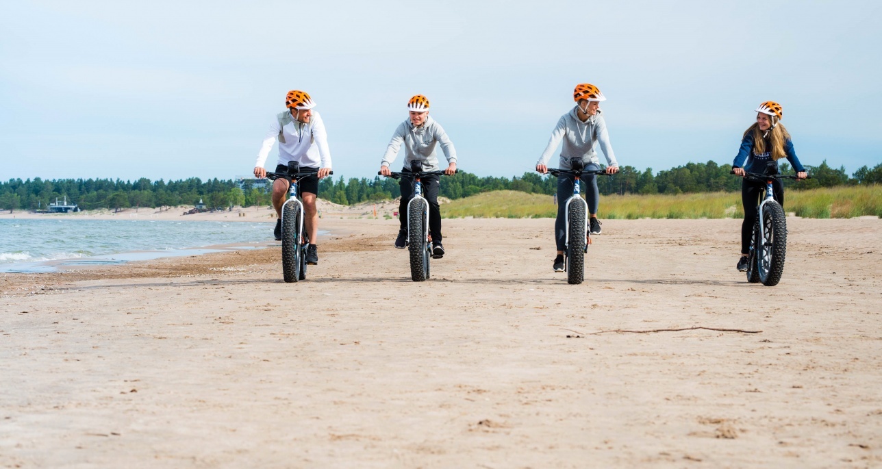 pyöräilijöitä rannalla 