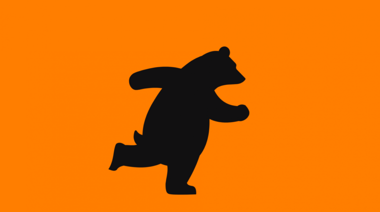 Musta Pori-karhuhahmo oranssilla taustalla, liikkeellä eteenpäin.