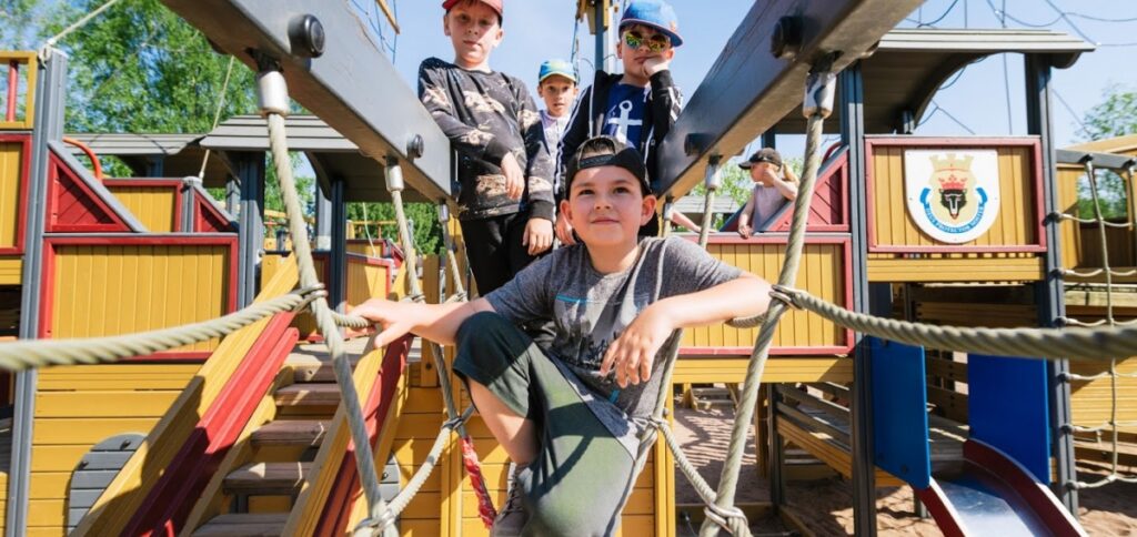 Kirjurinluoto, Kinder auf einem Piratenschiff