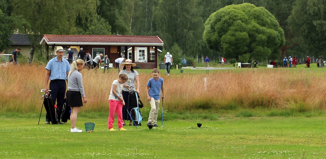 Kalafornia, family in a golf field