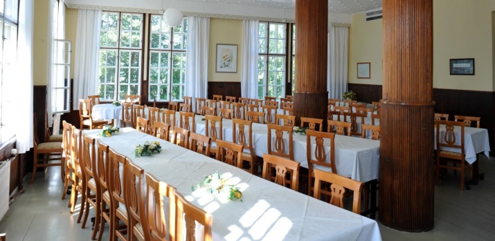 Hotel Mäntyluoto, long tables in the hall