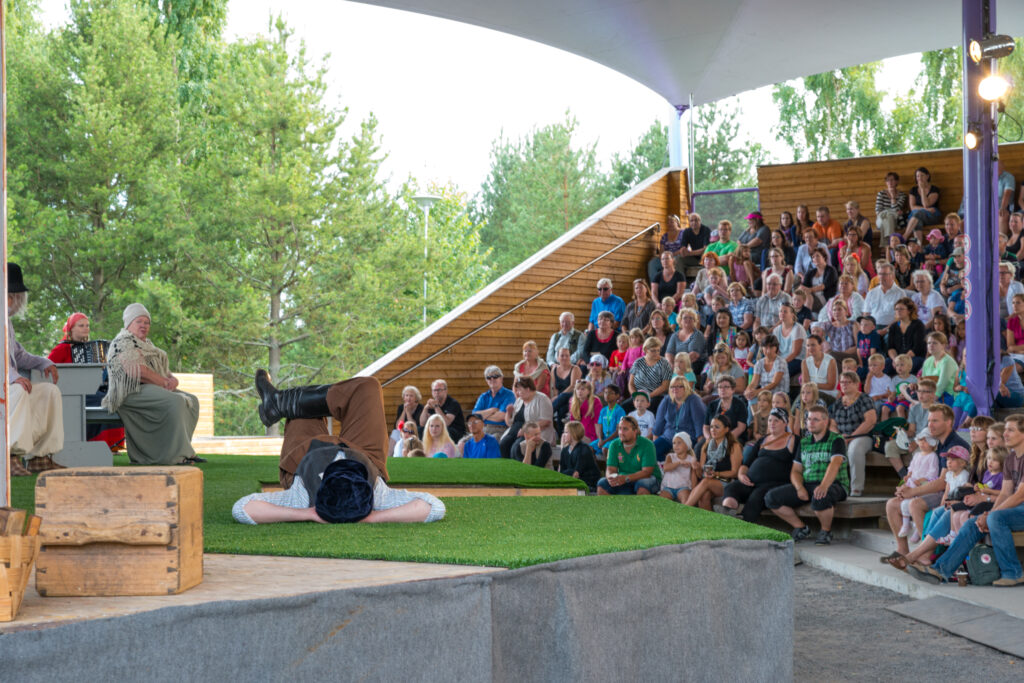 Actors and audience in the summer theatre