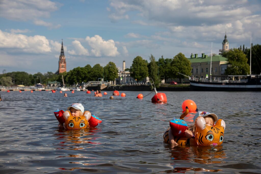 Kids swimming in Kirjurinluoto