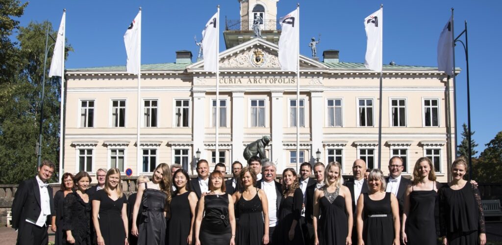 Pori Sinfonietta, musicians in front of Pori Old Town Hall