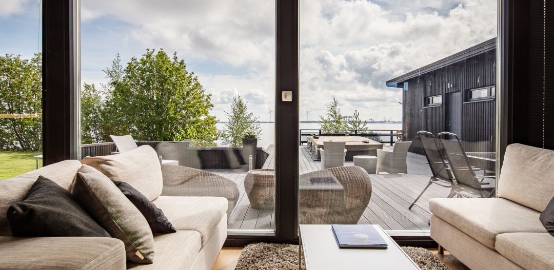Reelinki seafront villas, living room and terrace