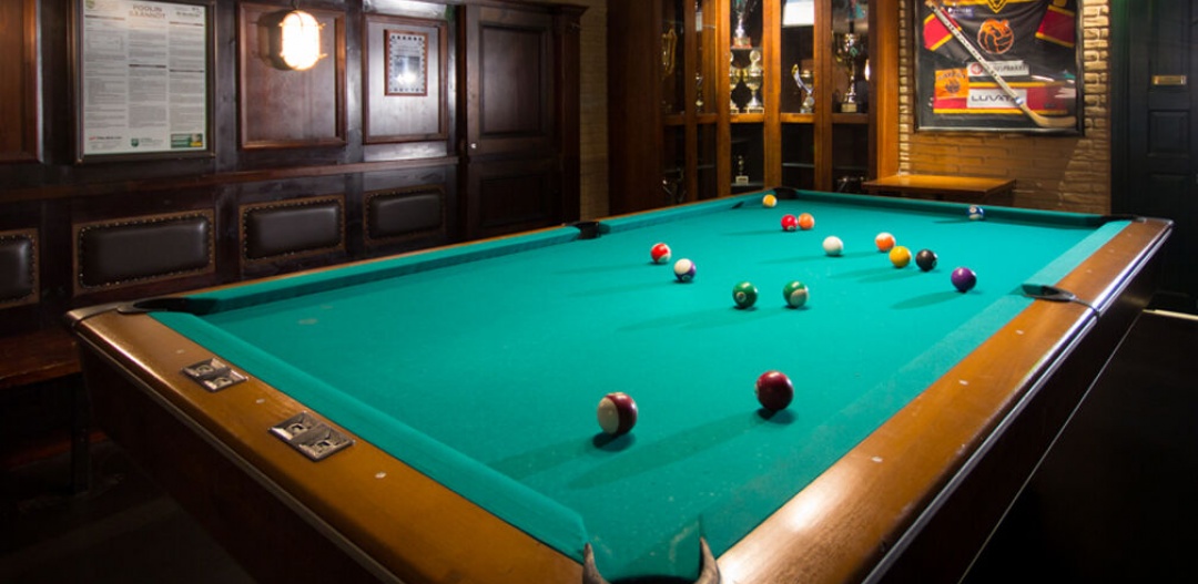 Pub Winston, billiard table