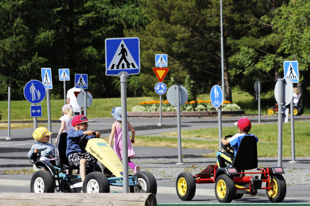 Lapsia ajamassa liikennepuistossa