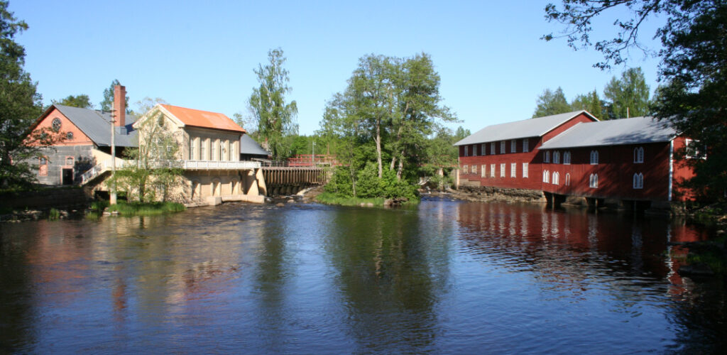 Ahlströmin ruukkialueen vanhat rakennukset joen rannalla
