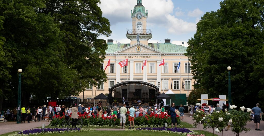 SuomiAreena-tapahtuman yleisöä Raatihuoneenpuiston lavan edustalla