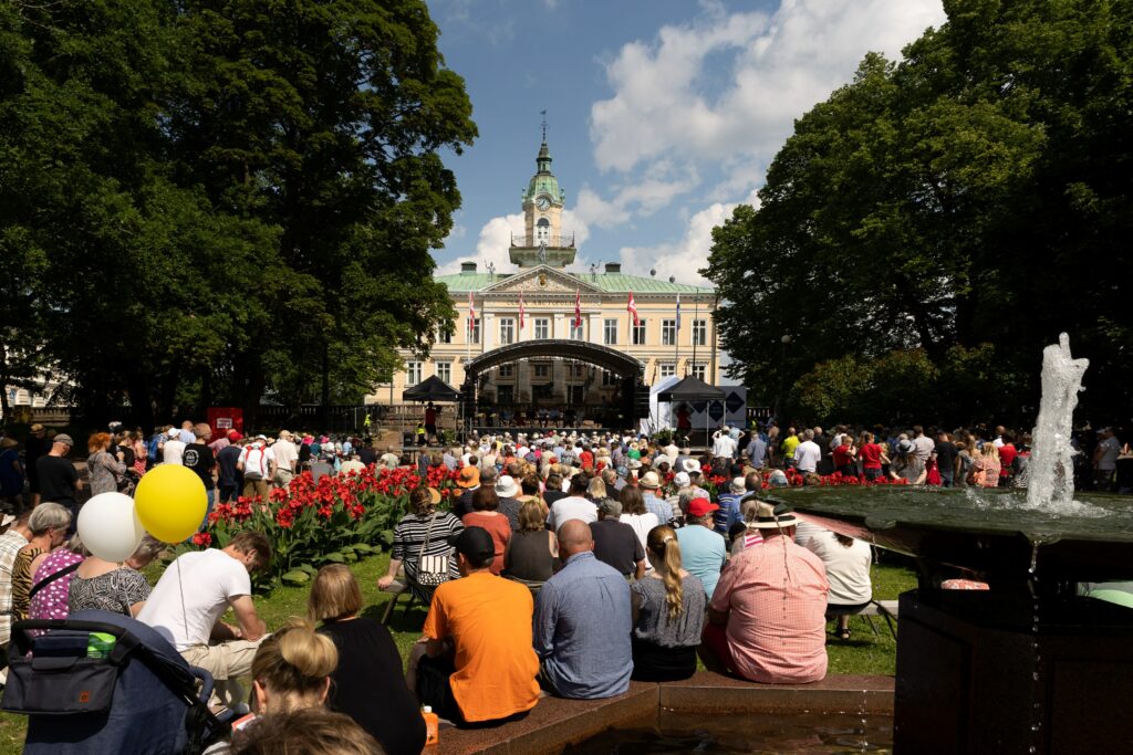 SuomiAreena-tapahtuman yleisöä Raatihuoneenpuiston lavan edustalla