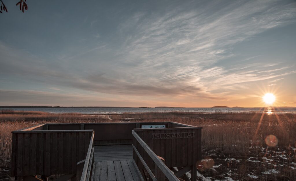 Luontolava auringonlaskussa, merimaisema.