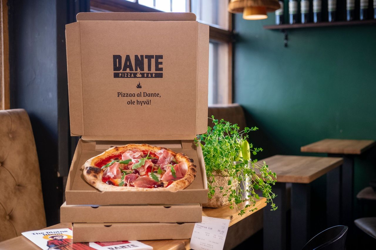 Dante Pizza & Barin takeaway laatikoita.
