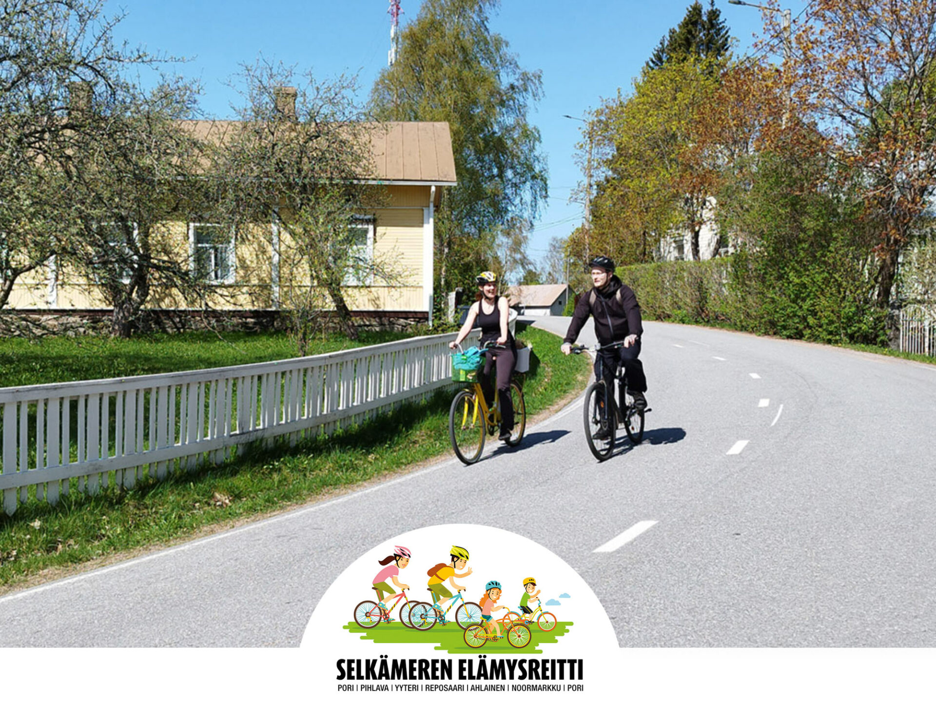 2 pyöräilijää pyöräilemässä kylätietä Selkämeren elämysreitillä.