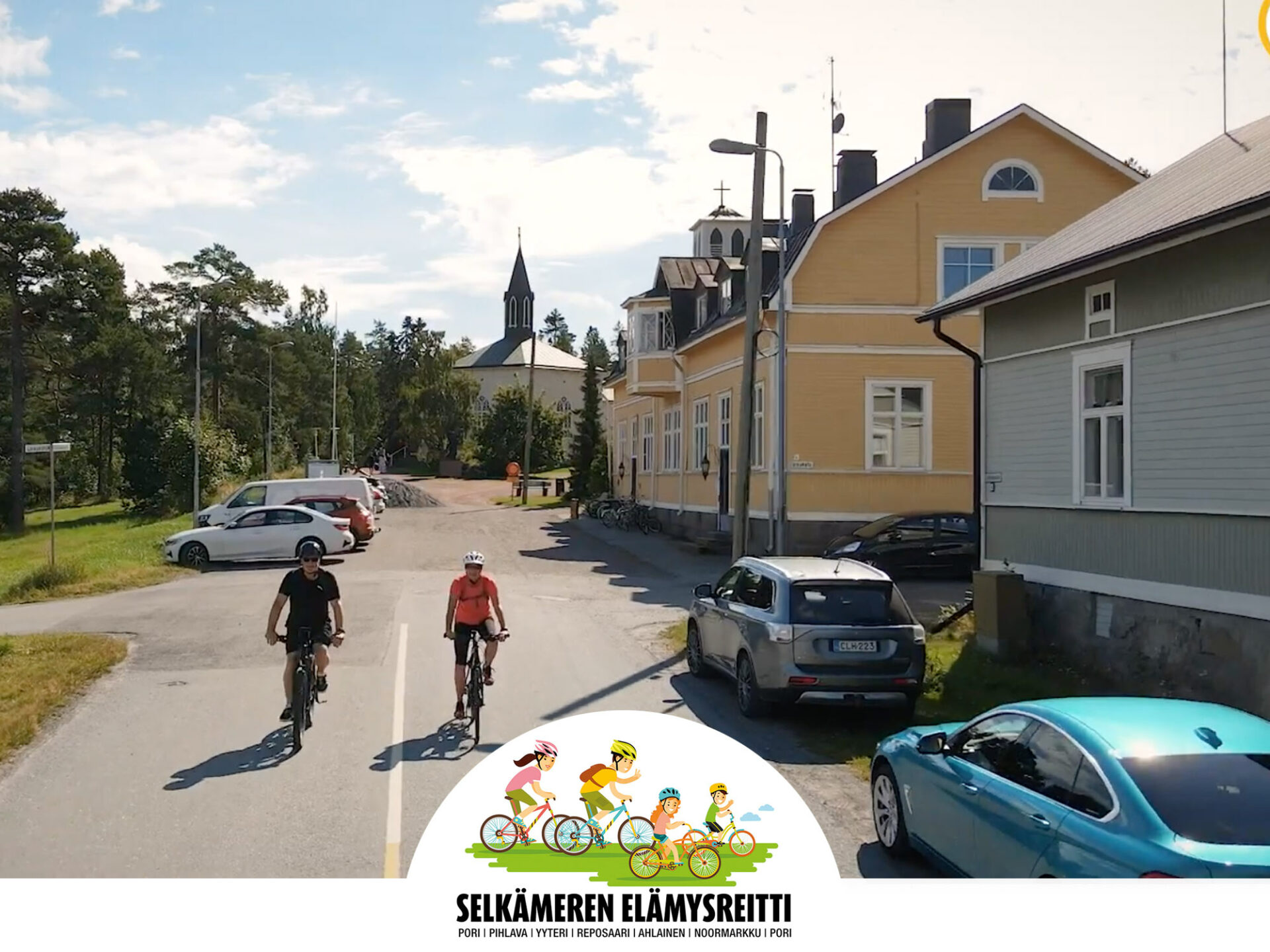 2 pyöräilijää Reposaaressa kirkko taustalla Selkämeren elämysreitillä.