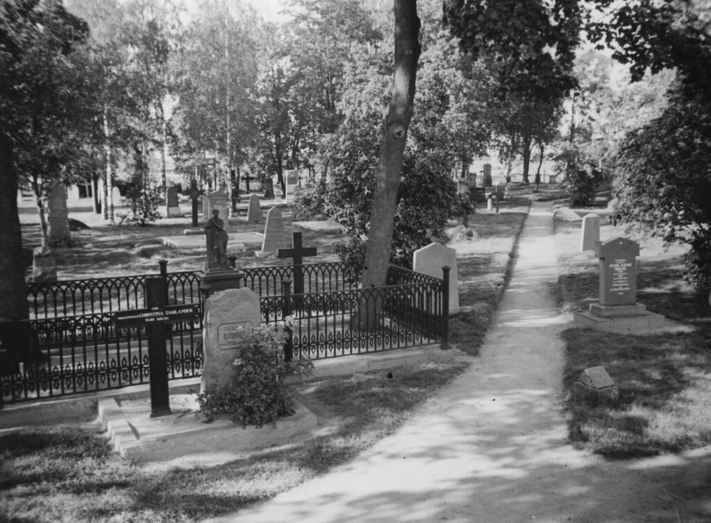 Mustavalkokuva vanhasta hautausmaasta hautakivineen