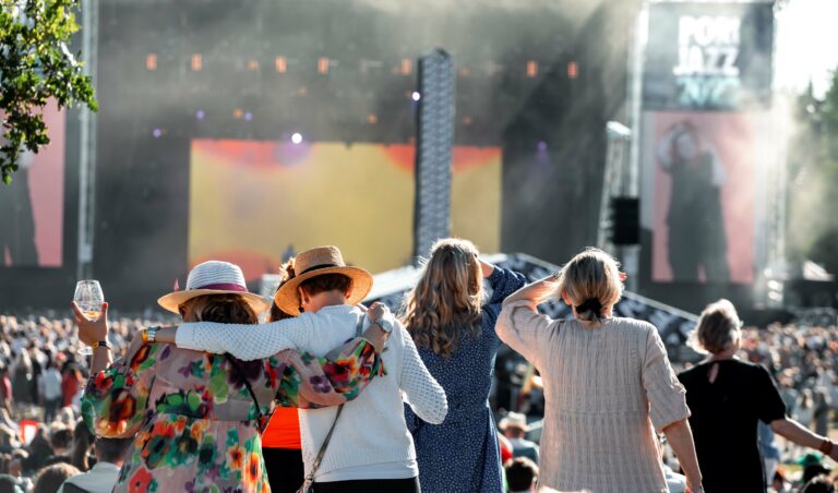 Neljä naista seisovat rivissä Pori Jazz -festivaalin yleisössä