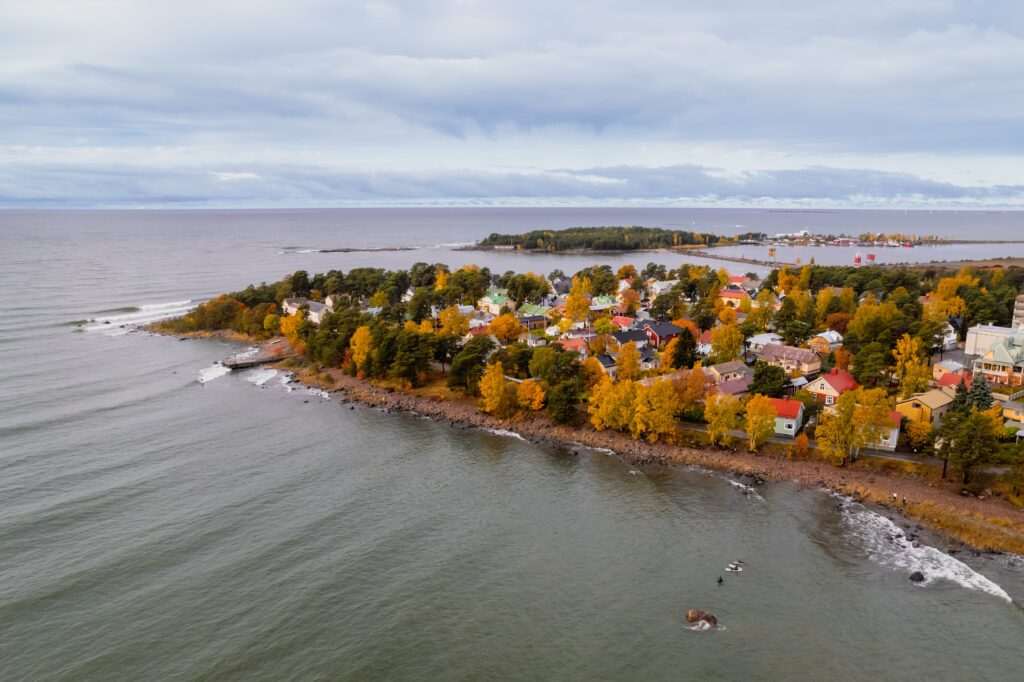 Ilmakuva Uniluodon puutaloalueesta ruskan aikaan