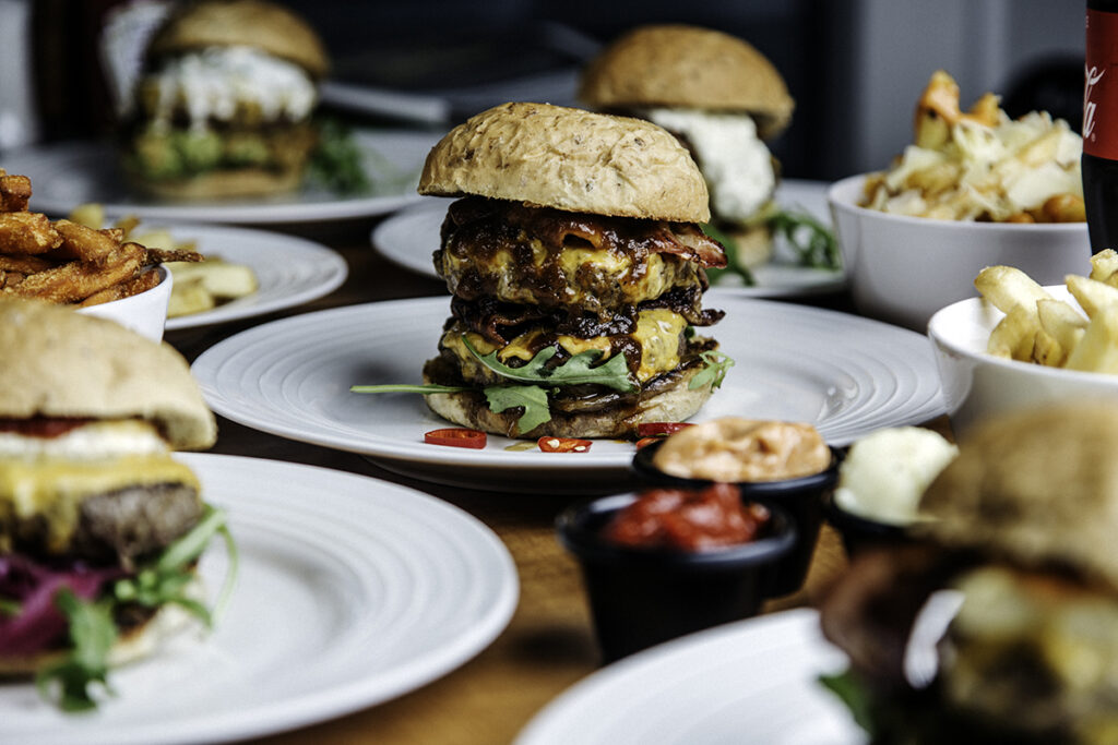 Blind Burgerin herkullisia burgereita lisukkeineen