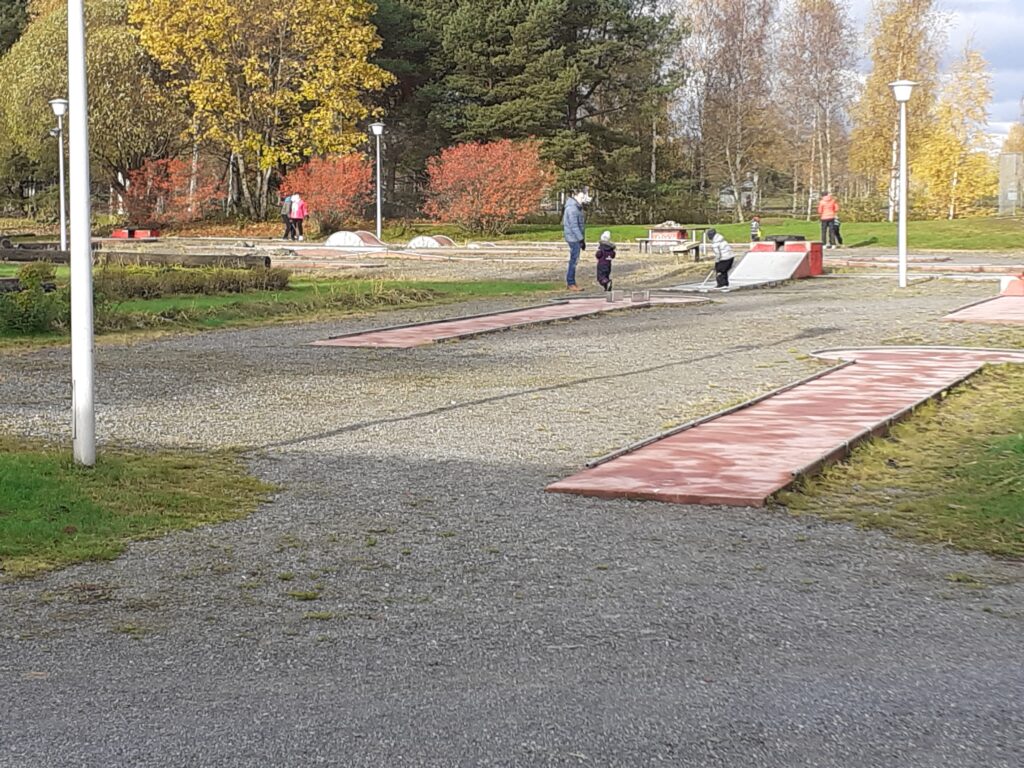 Kirjurinluodon Liikunta-Arena minigolfia ulkona