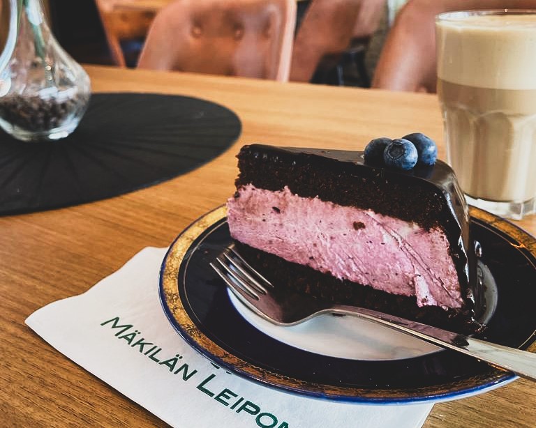 Mäkilän Leipomon kahvilassa herkullinen kakkupala ja latte