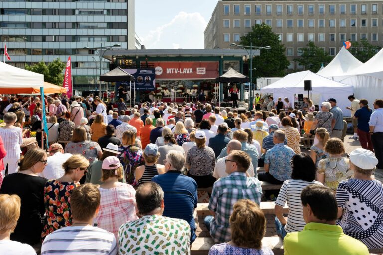 Yleisöä seuraamassa SuomiAreena-tapahtuman lavakeskustelua Porin kauppatorilla