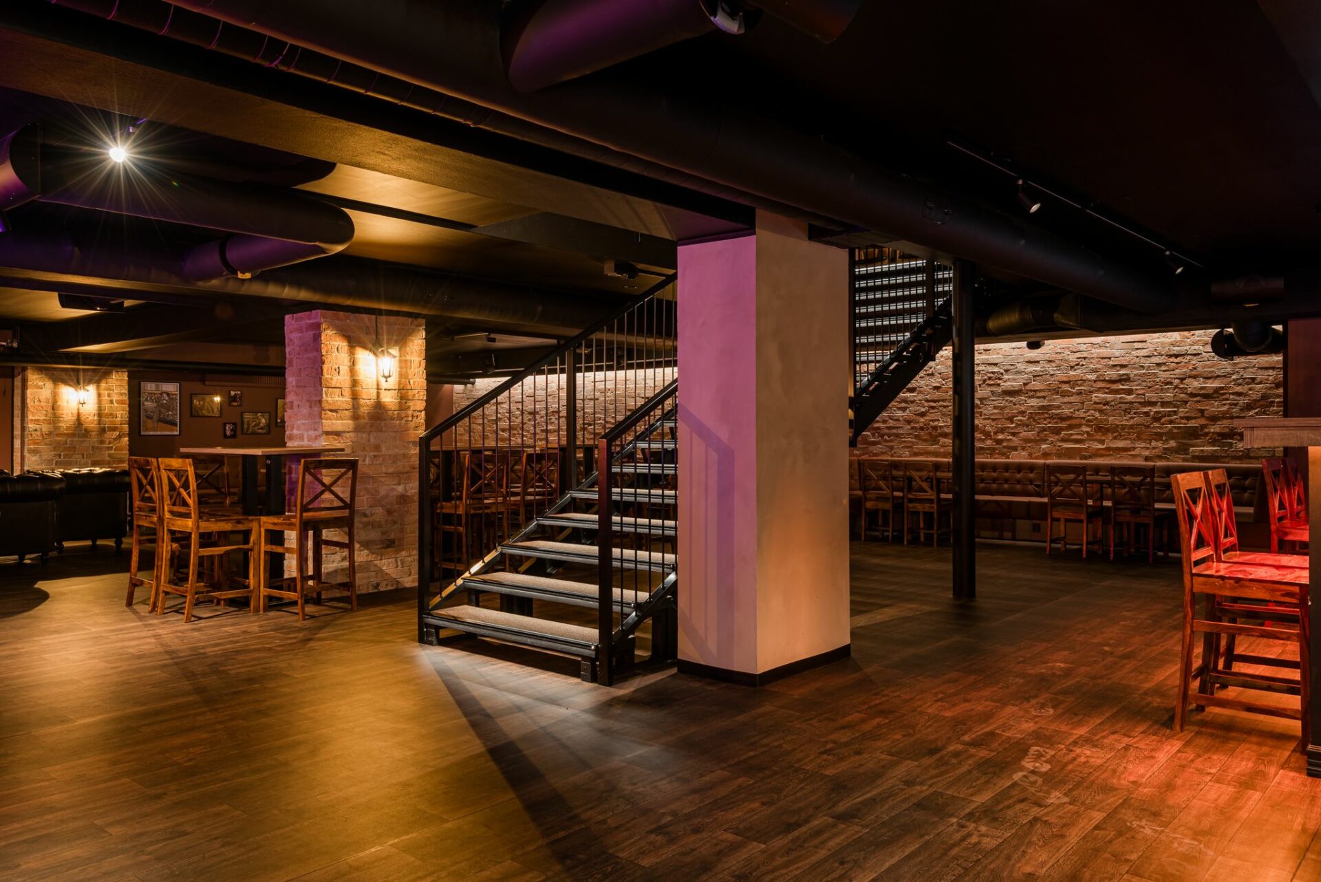 Kalevi Bar & Kitchenin alakerran sali portaikkoineen.