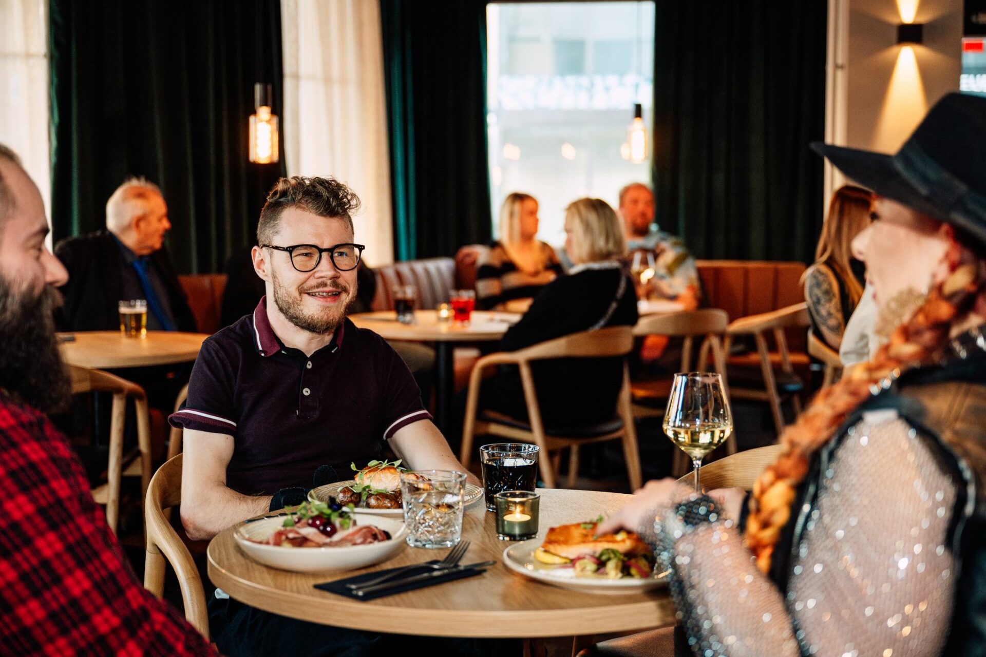 Kalevi Bar & Kitchenin asiakkaita ravintolassa ruokailemassa.