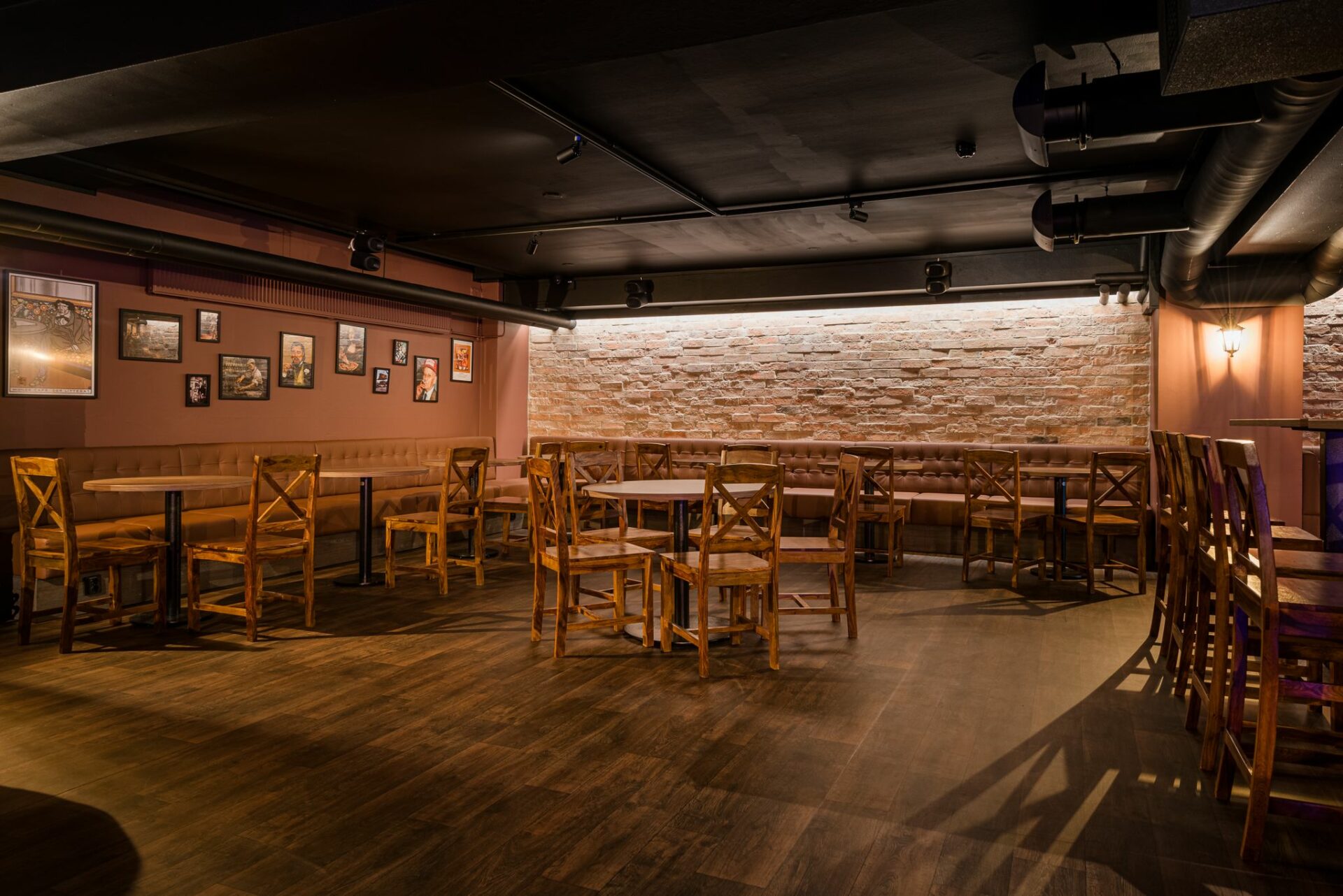 Kalevi Bar & Kitchenin alakerran hämärä sali pöytineen.