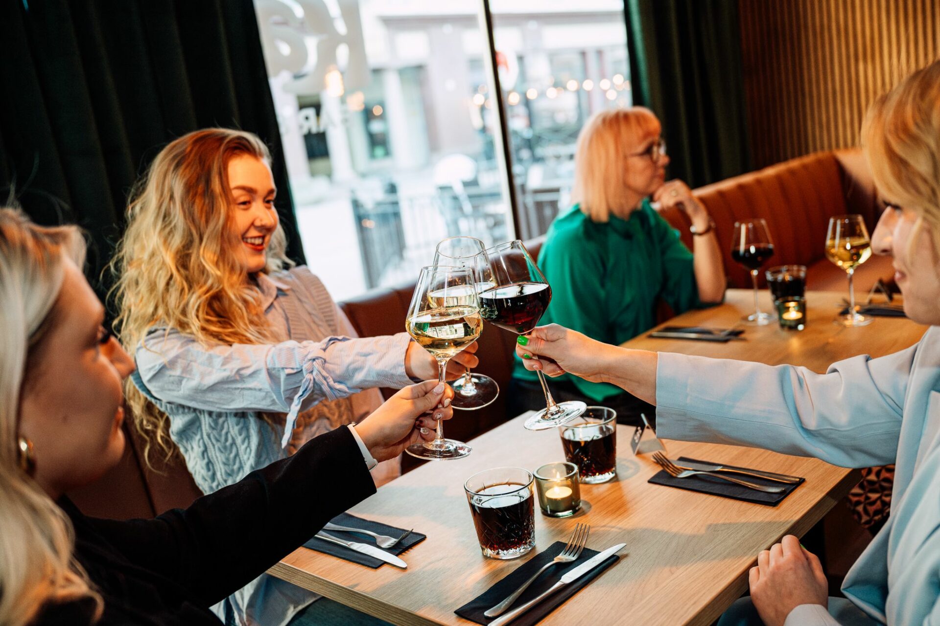 Naiset nostavat maljan Kalevi Bar & Kitchenissä.