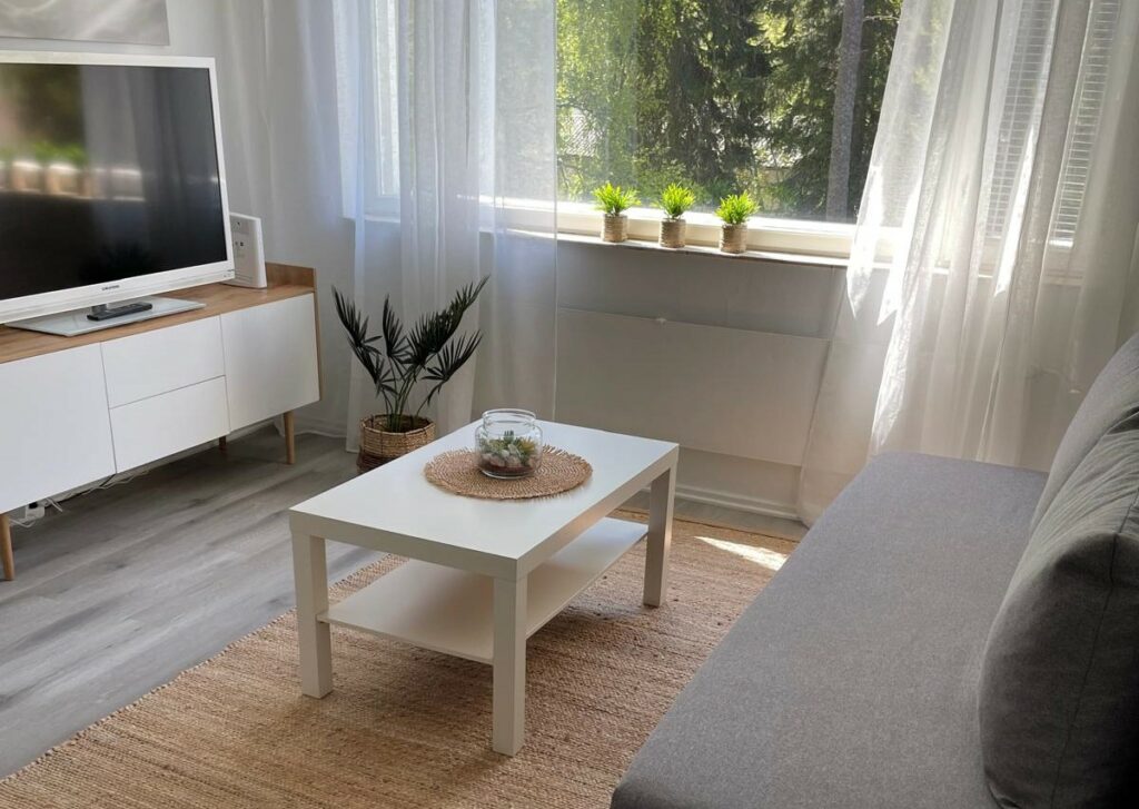 Loma-asunto Beach House Yyterin olohuone jossa sohva ja tv tasoineen