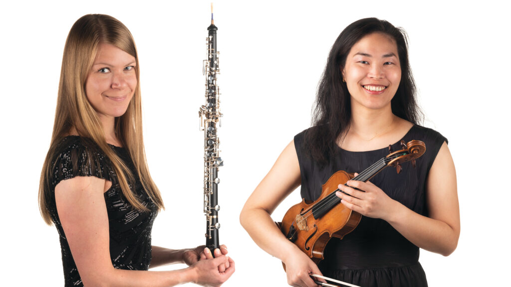 Saara Kemppi pitää oboeta pystyssä käsiensä päällä ja Eri Itoh viulunsa kanssa.