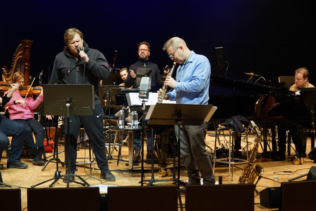 Samuli Edelmann, Jukka Perko, Leri Leskinen ja Matti Paatelma konserttiharjoituksissa Promenadisalissa.