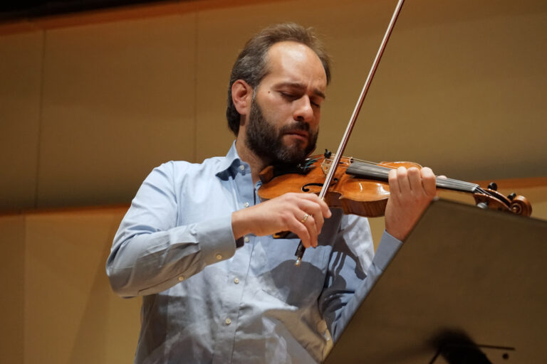 Giovanni Guzzo soittaa viulua Promenadisalissa.