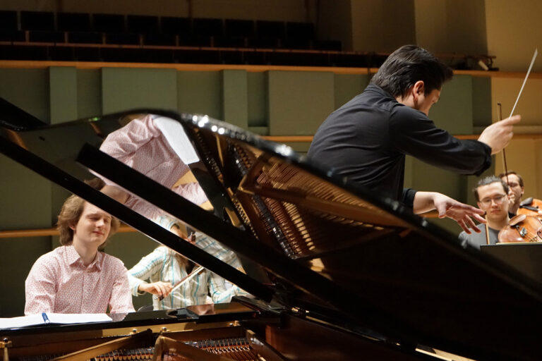 Piotr Pawlak pianon takana ja Eugene Tzigane johtamassa konserttiharjoitusta Promenadisalissa.