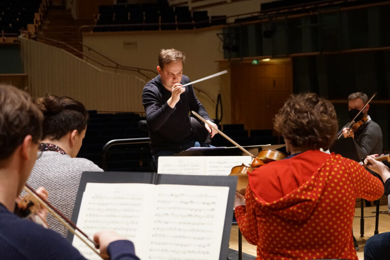 Jonas Rannila johtaa Pori Sinfoniettan harjoituksia Promenadisalissa.