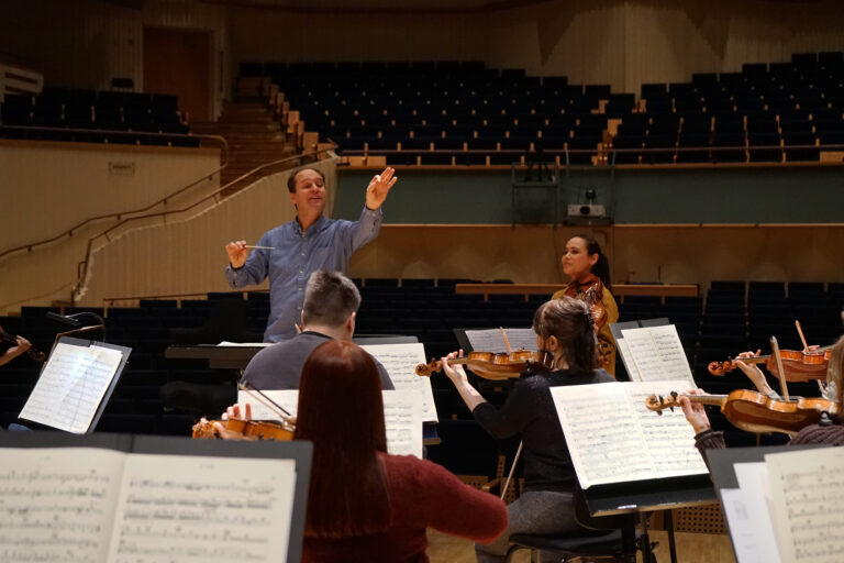 Tibor Bogányi ja Hiyoli Togawa harjoittelemassa Pori Sinfoniettan kanssa Promenadisalissa.