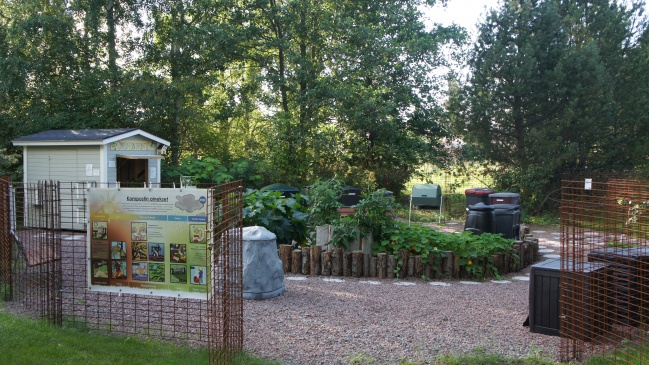 Hanhiluodossa on kompostointipuisto, jossa voi tutustua erilaisiin kompostoreihin.