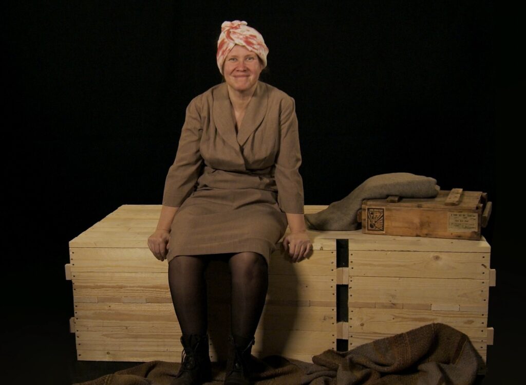 Screenshot videosta, jossa Elma kertoo työstään sota-aikana. Kuva SatM.